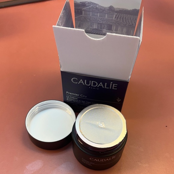 Caudalie Premier Cru La Crème - Elegant Purple Packaging - Picture 2 of 2
